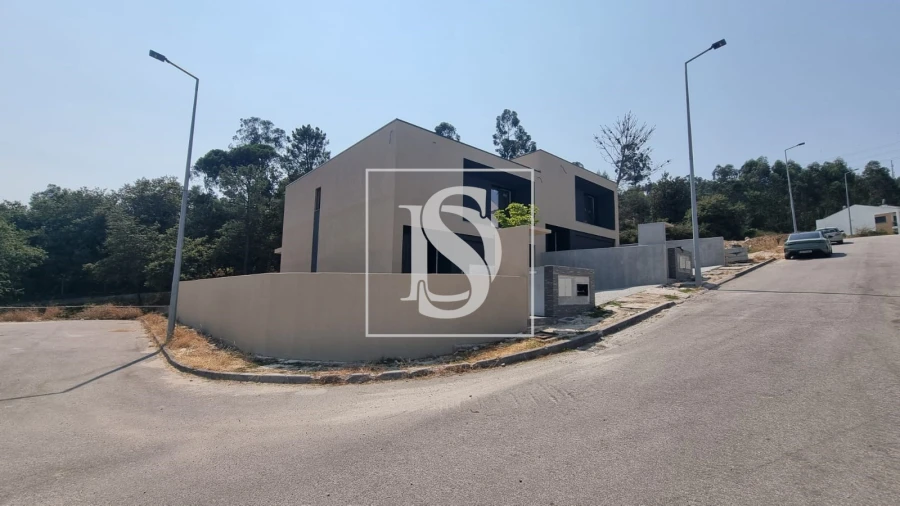 Moradia T3 para Venda em Lanhoso Foto 3