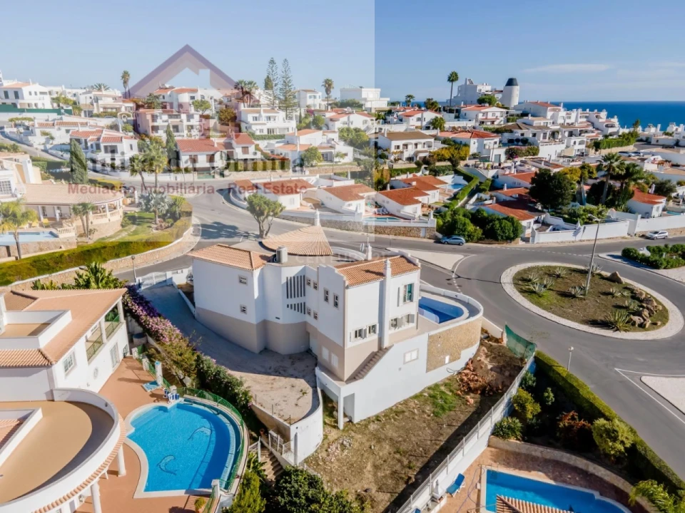 Moradia T4 para Venda em Albufeira e Olhos de Água Foto 1