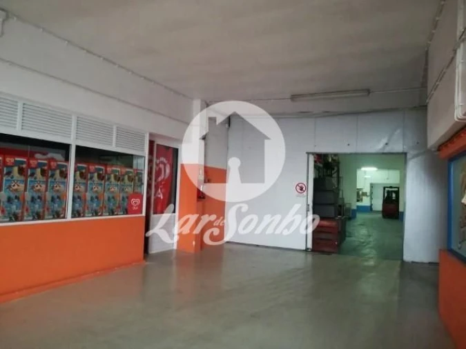 Armazém para Venda em Praia da Vitoria (Santa Cruz) Foto 4