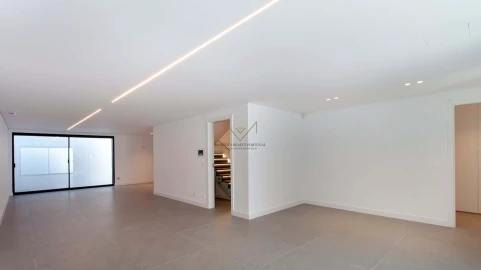 Moradia T4 para Venda em Charneca de Caparica e Sobreda