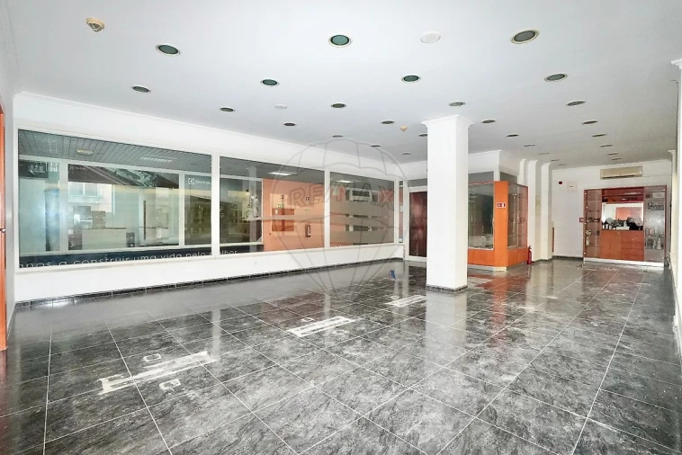 Loja para Venda em Sacavém e Prior Velho Foto 3