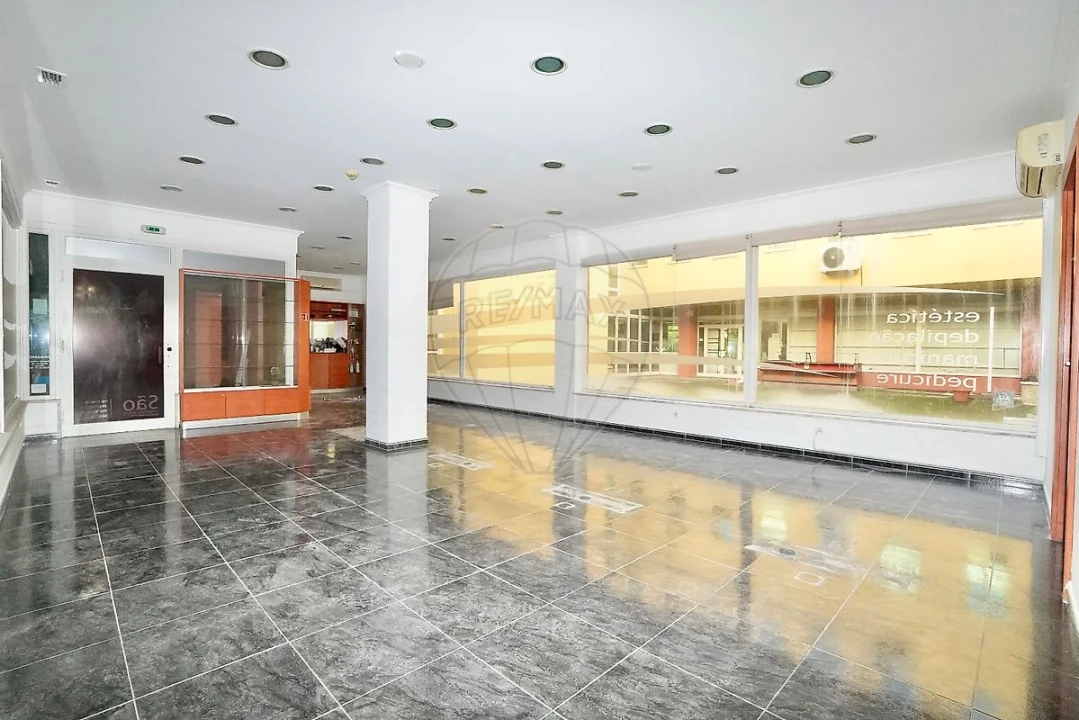 Loja para Venda em Sacavém e Prior Velho Foto 2