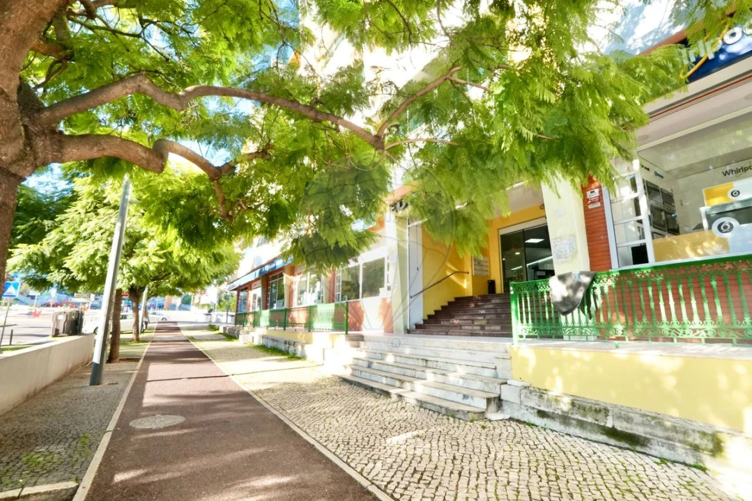 Loja para Venda em Sacavém e Prior Velho Foto 9