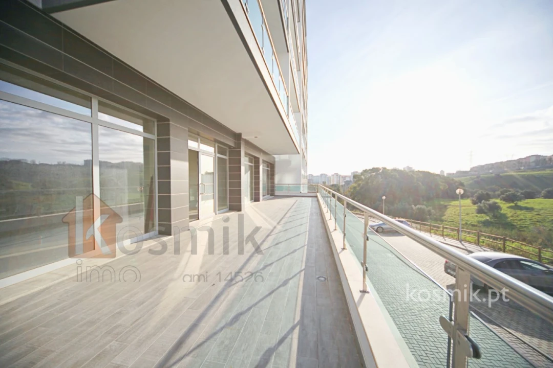 Loja para Arrendamento em Póvoa de Santo Adrião e Olival Basto Foto 1