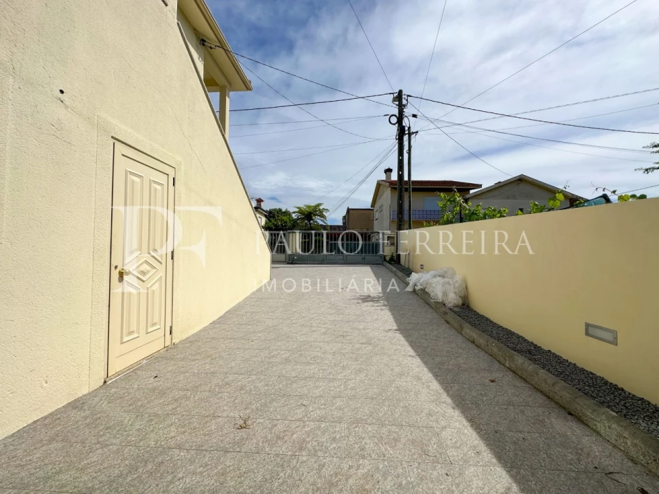 Moradia T4 para Venda em Vale (São Cosme), Telhado e Portela Foto 3