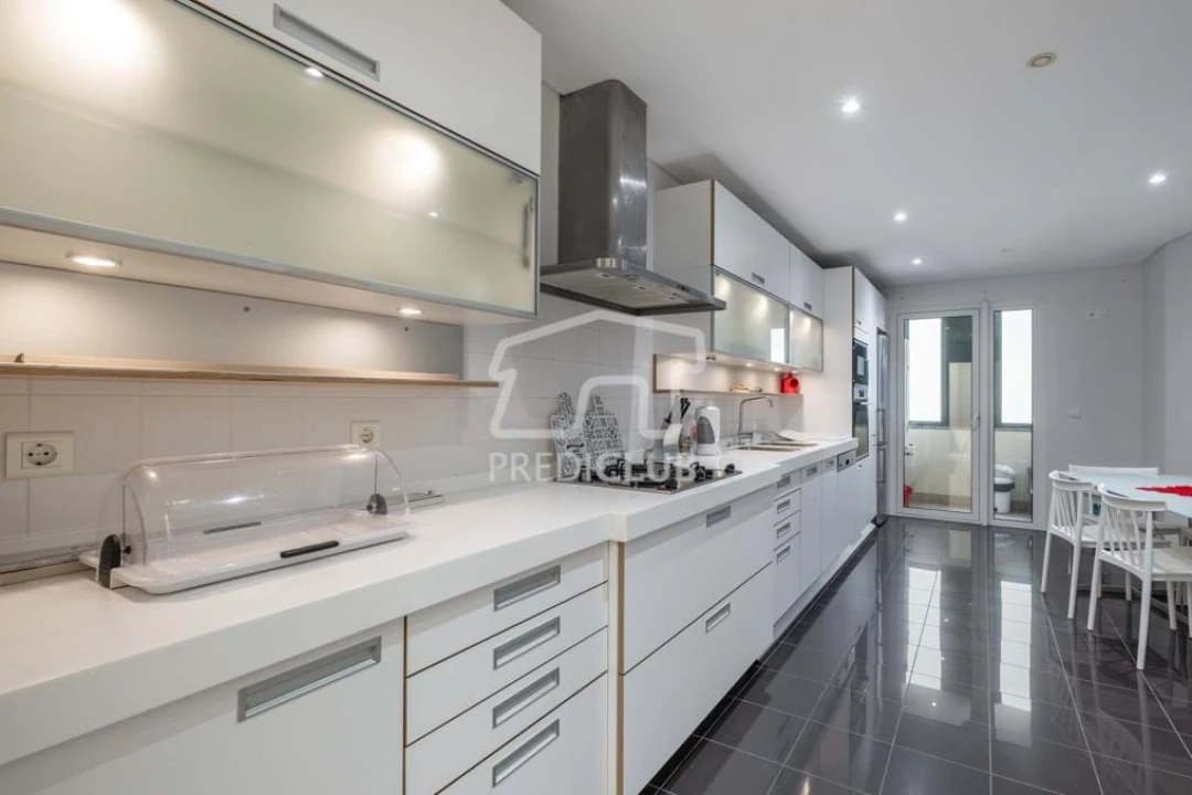 Apartamento T4 para Venda em São Martinho Foto 5