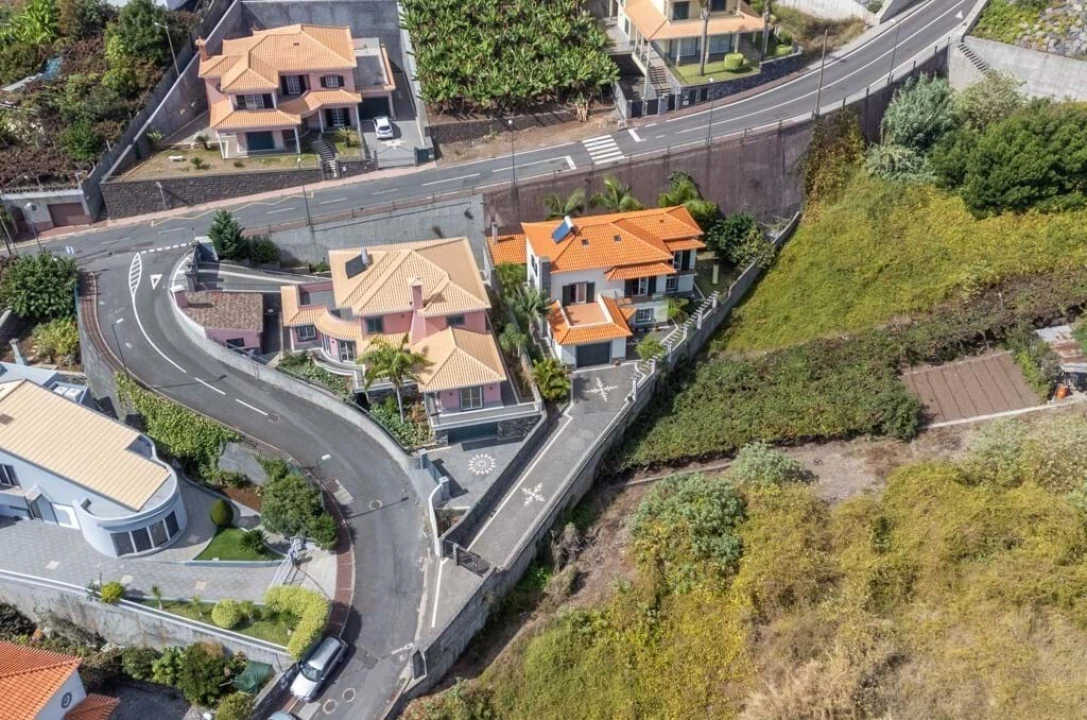 Moradia T4 para Venda em Estreito de Camara de Lobos Foto 3