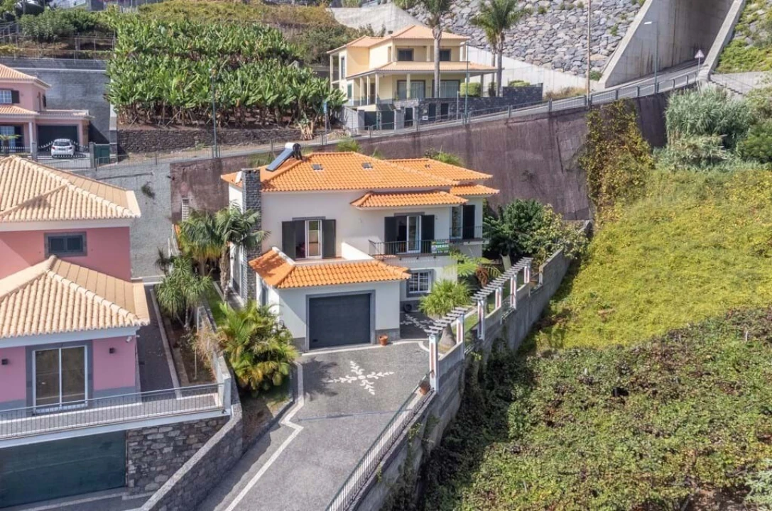 Moradia T4 para Venda em Estreito de Camara de Lobos Foto 31