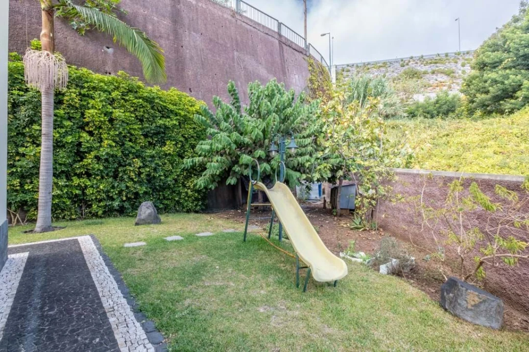 Moradia T4 para Venda em Estreito de Camara de Lobos Foto 16