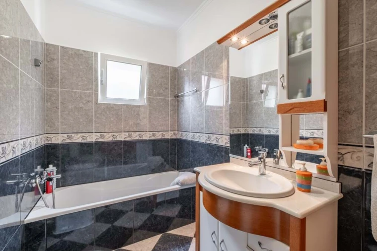 Moradia T4 para Venda em Estreito de Camara de Lobos Foto 28