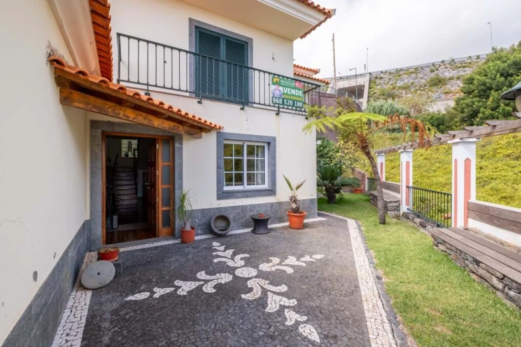 Moradia T4 para Venda em Estreito de Camara de Lobos Foto 18