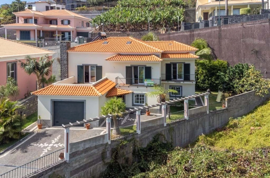 Moradia T4 para Venda em Estreito de Camara de Lobos Foto 6