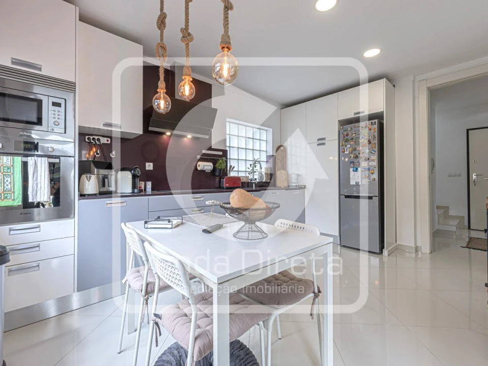 Moradia T4 para Venda em Santo Antonio da Charneca Foto 3