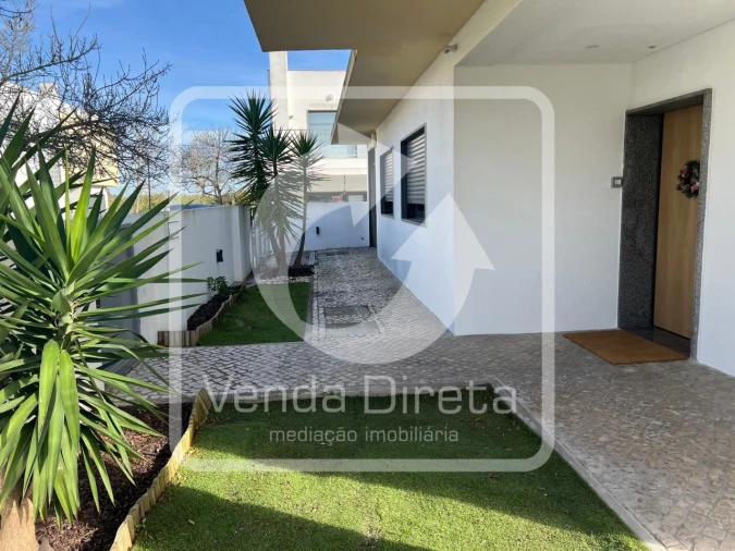 Moradia T4 para Venda em Santo Antonio da Charneca Foto 8