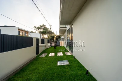 Moradia T4 para Venda em Charneca de Caparica e Sobreda