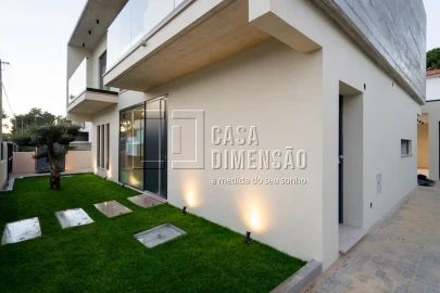 Moradia T4 para Venda em Charneca de Caparica e Sobreda