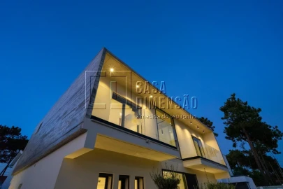 Moradia T4 para Venda em Charneca de Caparica e Sobreda
