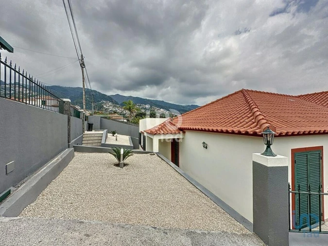 Moradia T4 para Venda em Santo Antonio Foto 2