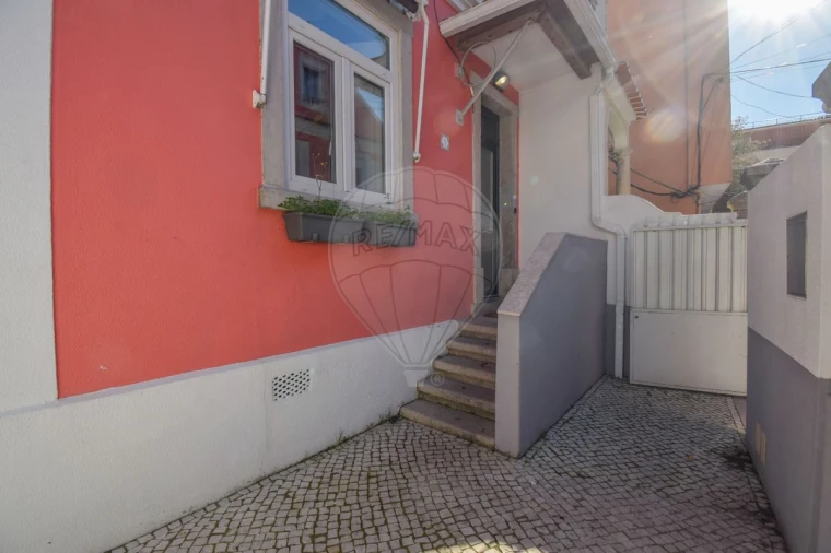 Moradia T7 para Venda em Venteira Foto 18