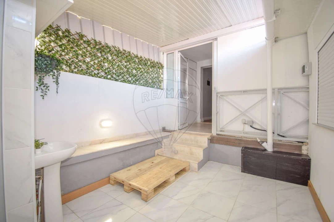 Moradia T7 para Venda em Venteira Foto 13