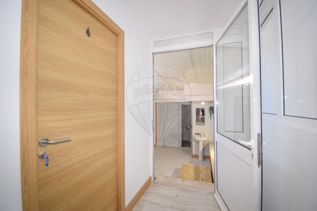 Moradia T7 para Venda em Venteira Foto 11