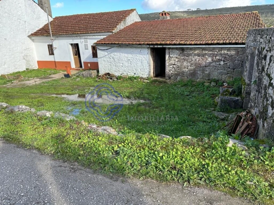 Moradia T2 para Venda em Alvados e Alcaria Foto 2