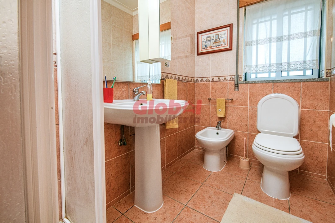 Moradia T4 para Venda em Orgens Foto 10