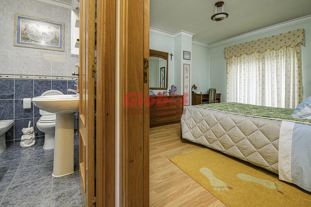 Moradia T4 para Venda em Orgens Foto 11