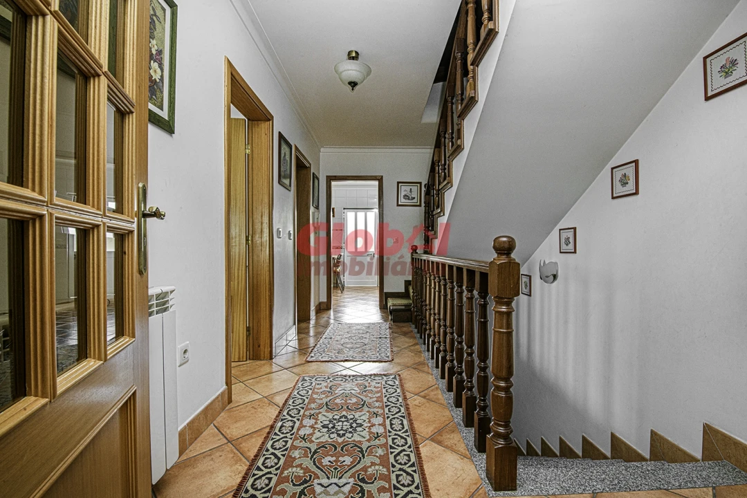 Moradia T4 para Venda em Orgens Foto 3