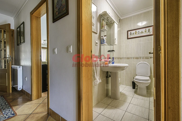 Moradia T4 para Venda em Orgens Foto 4