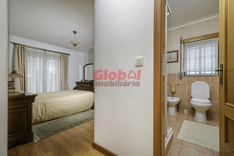 Moradia T4 para Venda em Orgens Foto 8