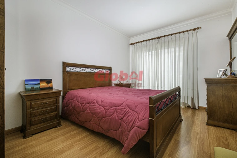 Moradia T4 para Venda em Orgens Foto 7