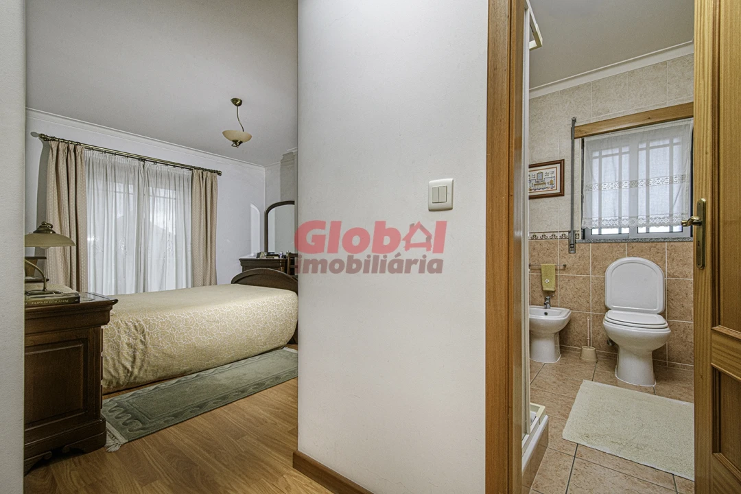 Moradia T4 para Venda em Orgens Foto 8