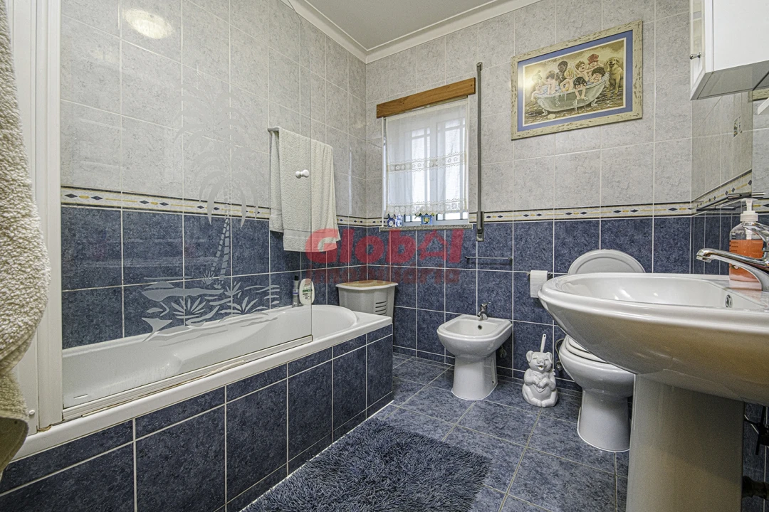 Moradia T4 para Venda em Orgens Foto 12