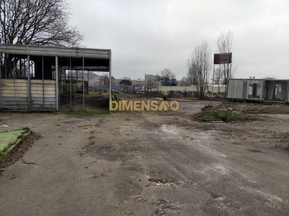 Terreno Comércio / Armazém para Arrendamento em Paranhos Foto 2