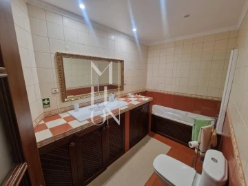 Moradia T4 para Venda em Funchal (São Pedro)