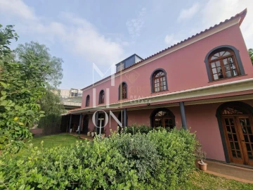 Moradia T4 para Venda em Funchal (São Pedro)
