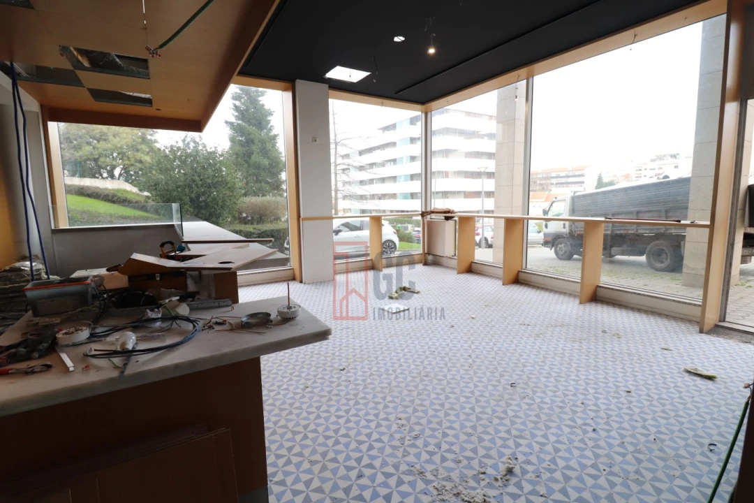 Loja para Venda em Oliveira do Douro Foto 3