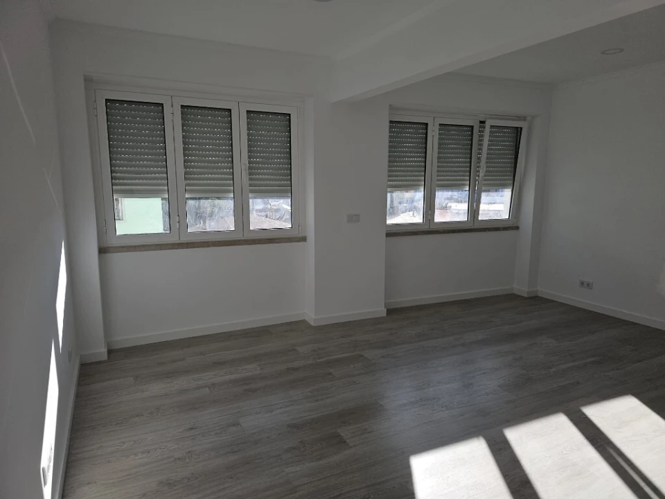 Apartamento T3 para Venda em Almada, Cova da Piedade, Pragal e Cacilhas Foto 1