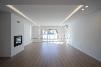 Moradia T4 para Venda em Charneca de Caparica e Sobreda