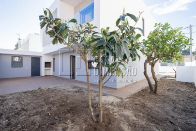 Moradia T4 para Venda em Charneca de Caparica e Sobreda