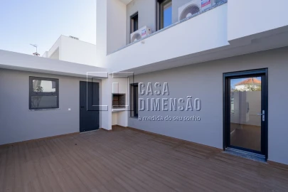 Moradia T4 para Venda em Charneca de Caparica e Sobreda