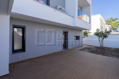 Moradia T4 para Venda em Charneca de Caparica e Sobreda