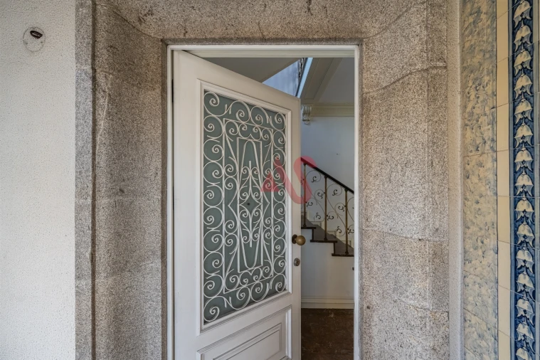 Moradia T4 para Venda em Oliveira, São Paio e São Sebastião Foto 2