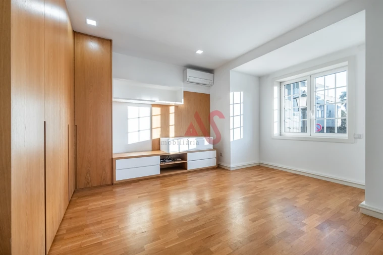 Moradia T4 para Venda em Oliveira, São Paio e São Sebastião Foto 7