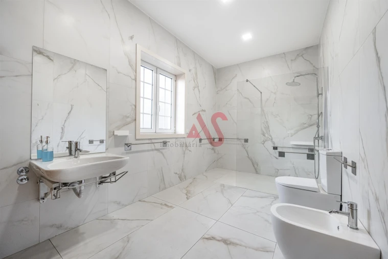 Moradia T4 para Venda em Oliveira, São Paio e São Sebastião Foto 8