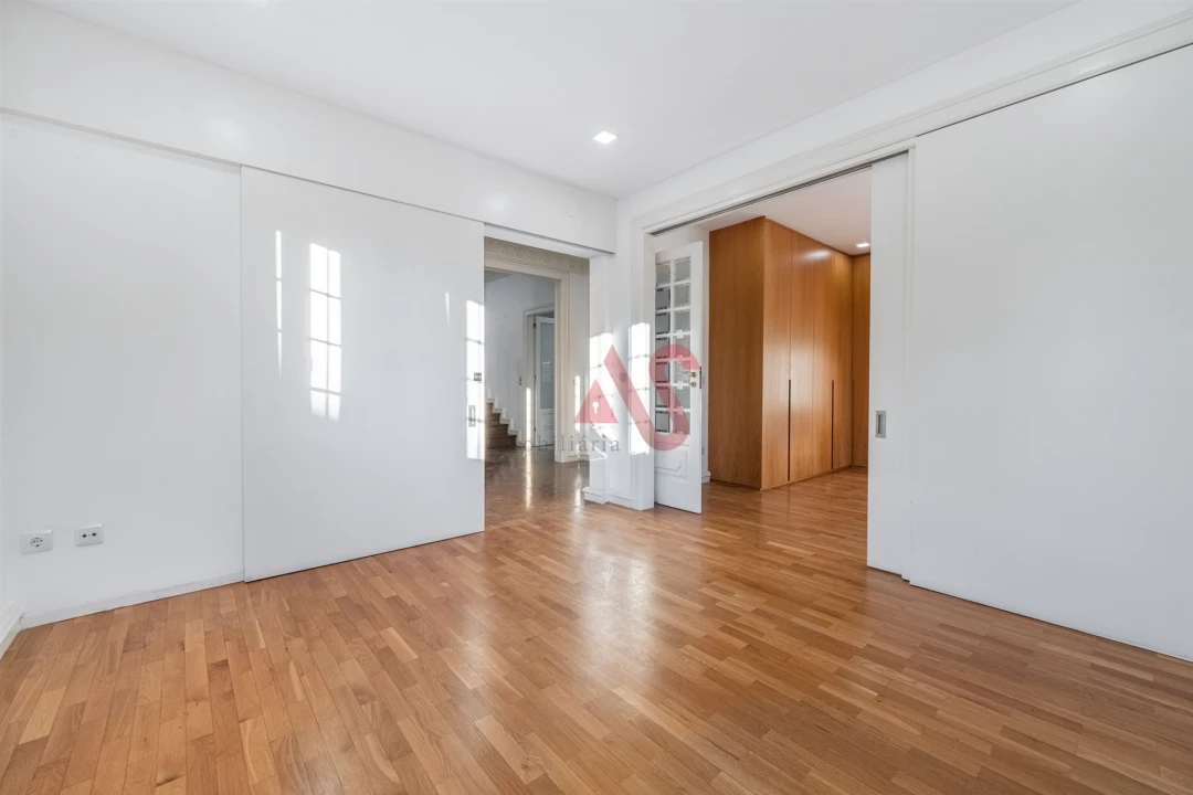 Moradia T4 para Venda em Oliveira, São Paio e São Sebastião Foto 5