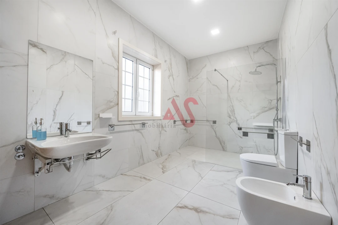 Moradia T4 para Venda em Oliveira, São Paio e São Sebastião Foto 8