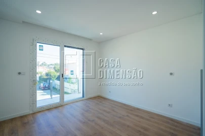 Moradia T4 para Venda em Charneca de Caparica e Sobreda