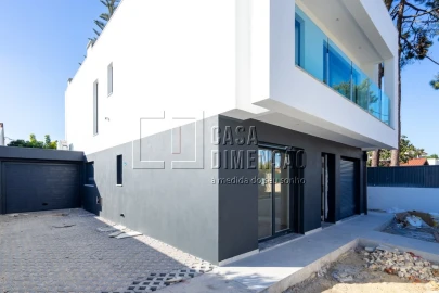 Moradia T4 para Venda em Charneca de Caparica e Sobreda